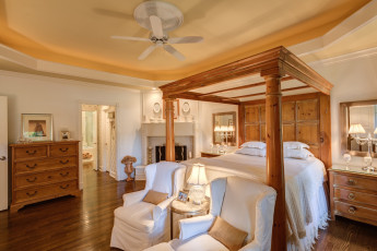 Картинка интерьер спальня кровать подушки светильник