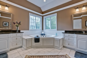 Картинка интерьер ванная туалетная комнаты ванна окна букет