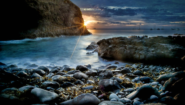 Обои картинки фото природа, восходы, закаты, море, сумрак, солнце, горизонт, закат, яхты, камни, бухта