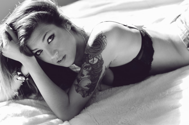 Обои картинки фото -Unsort Черно-белые обои, девушки, unsort, Черно, белые, обои, волосы, тату