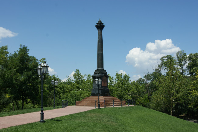 Обои картинки фото одесса, парк, шевченко, города, памятники, скульптуры, арт, объекты, облака, небо, фонарные, столбы, трава, деревья, памятный, знак