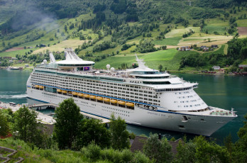 Картинка adventure+of+the+seas корабли лайнеры лайнер круиз