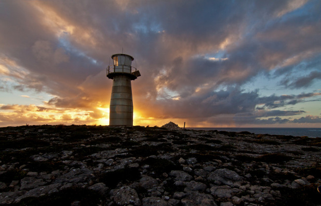 Обои картинки фото природа, маяки, океан, тучи, заря, маяк