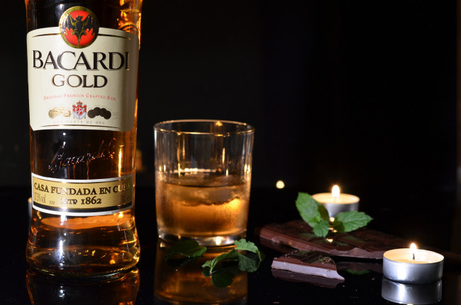 Обои картинки фото бренды, bacardi, свечи, бокал