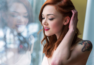 Картинка девушки -unsort+ рыжеволосые+и+другие тату улыбка окно рыжая