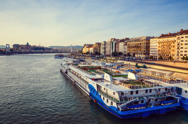 Обои картинки фото корабли, теплоходы, город, река