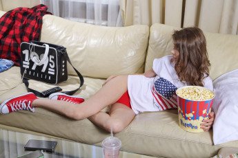 обоя девушки, mila azul, попкорн, диван, фон, девушка