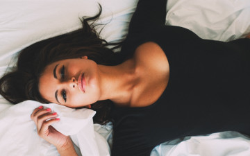 Картинка девушки -unsort+ брюнетки темноволосые брюнетка свитер постель