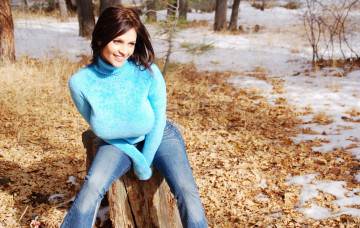 обоя девушки, denise milani, листья, лес, пень, джинсы, свитер, улыбка, шатенка, снег