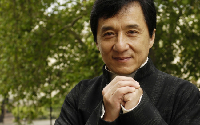 Обои картинки фото мужчины, jackie chan, деревья, пиджак, актер, улыбка