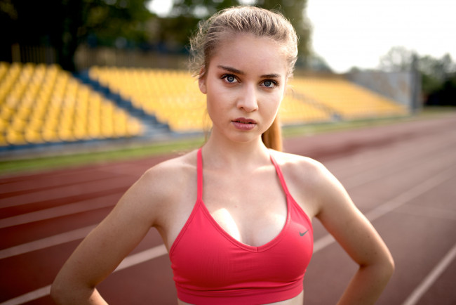 Обои картинки фото девушки, - блондинки,  светловолосые, блондинка, топ, стадион