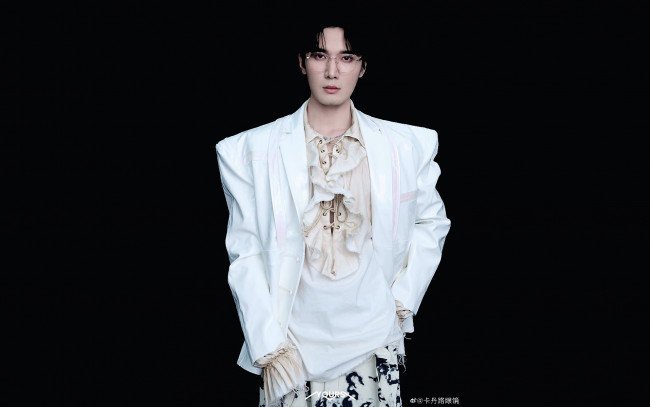 Обои картинки фото мужчины, liu haikuan, актер, наряд, очки