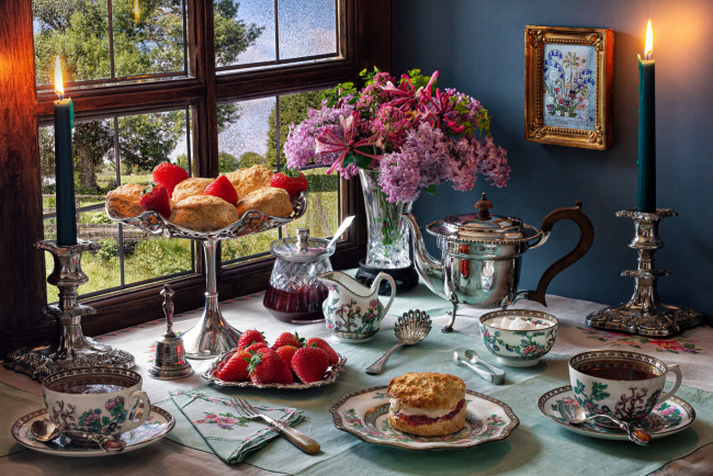 Обои картинки фото еда, натюрморт, свеча, булочки, клубника, варенье, чайник, чай