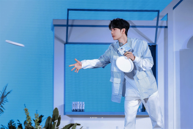 Обои картинки фото мужчины, wang yi bo, актер, рубашка, тарелки