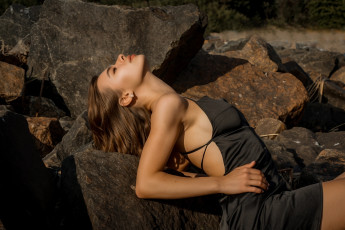 Картинка сексуальная+девушка девушки -+брюнетки +шатенки девушка женщина шатенка темноволосая сексуальная модель звезда позирует разная обувь верхняя стильная одежда нижнее эротическое бельё трусы лифчик колготки чулки аксессуары макияж и множество элементов на фотографии