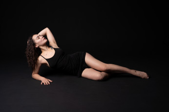 Картинка сексуальная+девушка девушки -+брюнетки +шатенки девушка женщина брюнетка темноволосая сексуальная модель звезда позирует разная обувь верхняя стильная одежда нижнее эротическое бельё трусы лифчик колготки чулки аксессуары макияж и множество элементов на фотографии