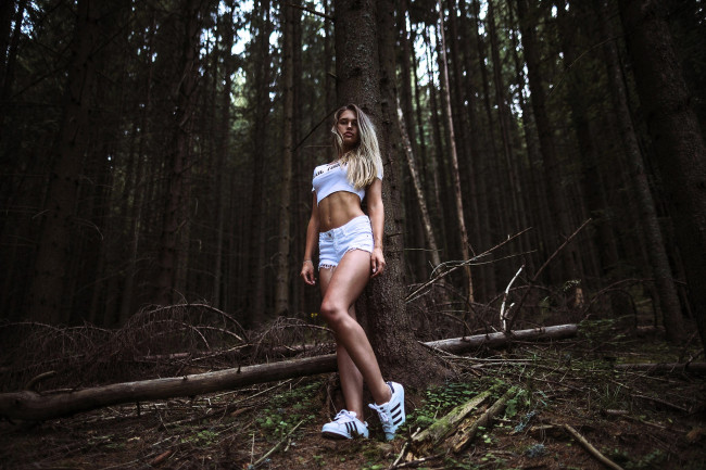 Обои картинки фото девушки, - блондинки,  светловолосые, блондинка, топ, шорты, кроссовки, лес, бурелом