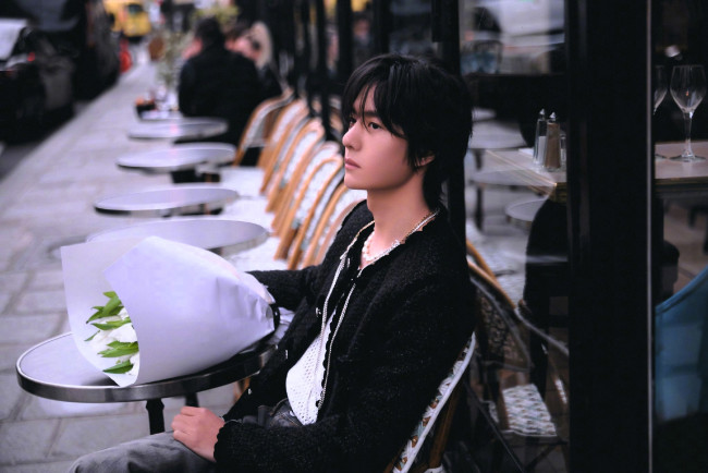 Обои картинки фото мужчины, wang yi bo, актер, пиджак, столы, букет