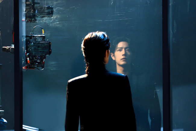 Обои картинки фото мужчины, xiao zhan, актер, пиджак, стекло, отражение, камера