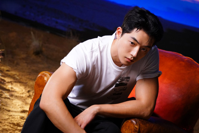 Обои картинки фото nam joo hyuk, мужчины, -unsort, актер, футболка, кресло