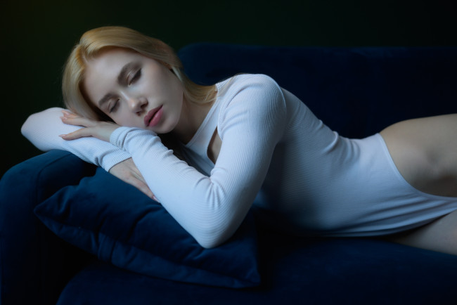 Обои картинки фото сексуальная девушка, девушки, - блондинки,  светловолосые, девушка, женщина, блондинка, светловолосая, сексуальная, модель, звезда, позирует, разная, обувь, верхняя, стильная, одежда, нижнее, эротическое, бельё, трусы, лифчик, колготки, чулки, аксессуары, макияж, и, множество, элементов, на, фотографии