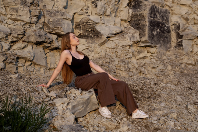 Обои картинки фото сексуальная девушка, девушки, - брюнетки,  шатенки, девушка, женщина, шатенка, темноволосая, сексуальная, модель, звезда, позирует, разная, обувь, верхняя, стильная, одежда, нижнее, эротическое, бельё, трусы, лифчик, колготки, чулки, аксессуары, макияж, и, множество, элементов, на, фотографии