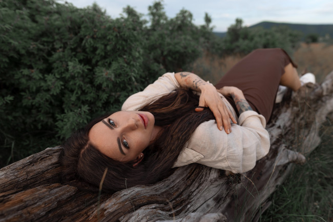 Обои картинки фото сексуальная девушка, девушки, - брюнетки,  шатенки, девушка, женщина, шатенка, темноволосая, сексуальная, модель, звезда, позирует, разная, обувь, верхняя, стильная, одежда, нижнее, эротическое, бельё, трусы, лифчик, колготки, чулки, аксессуары, макияж, и, множество, элементов, на, фотографии