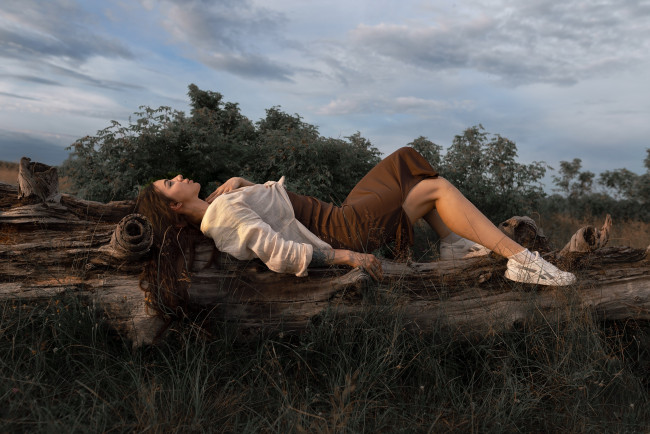 Обои картинки фото сексуальная девушка, девушки, - брюнетки,  шатенки, девушка, женщина, шатенка, темноволосая, сексуальная, модель, звезда, позирует, разная, обувь, верхняя, стильная, одежда, нижнее, эротическое, бельё, трусы, лифчик, колготки, чулки, аксессуары, макияж, и, множество, элементов, на, фотографии