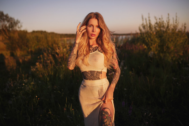 Обои картинки фото сексуальная девушка, девушки, - брюнетки,  шатенки, девушка, женщина, шатенка, темноволосая, сексуальная, модель, звезда, позирует, разная, обувь, верхняя, стильная, одежда, нижнее, эротическое, бельё, трусы, лифчик, колготки, чулки, аксессуары, макияж, и, множество, элементов, на, фотографии