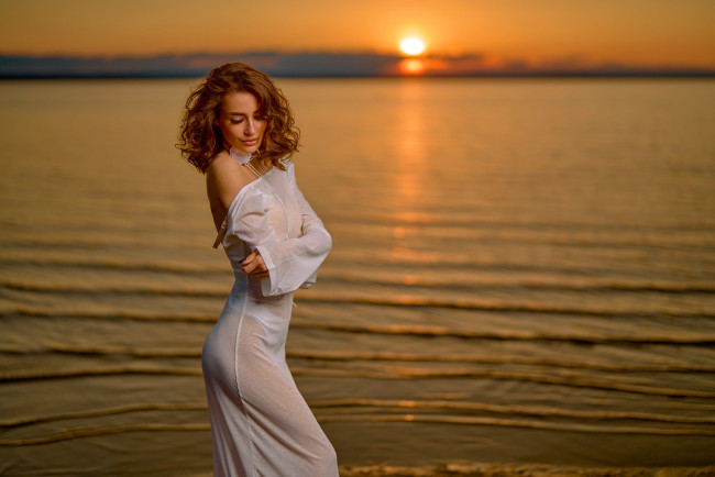 Обои картинки фото сексуальная девушка, девушки, - брюнетки,  шатенки, девушка, женщина, шатенка, темноволосая, сексуальная, модель, звезда, позирует, разная, обувь, верхняя, стильная, одежда, нижнее, эротическое, бельё, трусы, лифчик, колготки, чулки, аксессуары, макияж, и, множество, элементов, на, фотографии