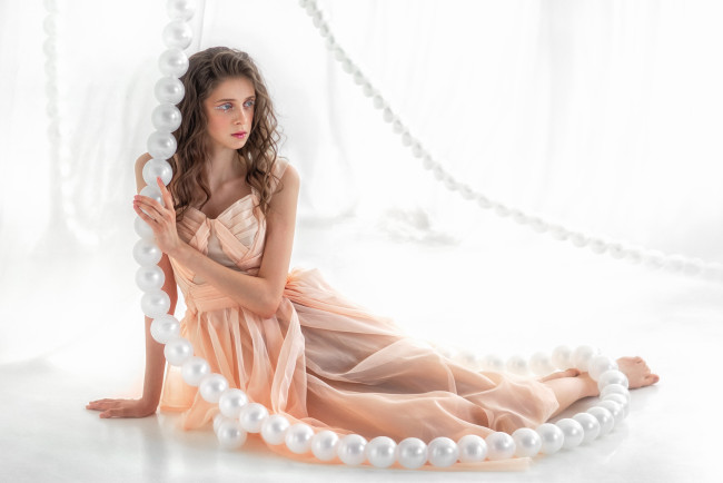 Обои картинки фото сексуальная девушка, девушки, - брюнетки,  шатенки, девушка, женщина, шатенка, темноволосая, сексуальная, модель, звезда, позирует, разная, обувь, верхняя, стильная, одежда, нижнее, эротическое, бельё, трусы, лифчик, колготки, чулки, аксессуары, макияж, и, множество, элементов, на, фотографии