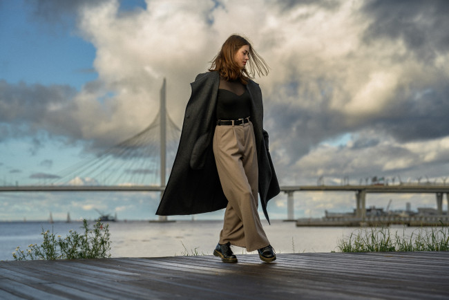 Обои картинки фото сексуальная девушка, девушки, - брюнетки,  шатенки, девушка, женщина, шатенка, темноволосая, сексуальная, модель, звезда, позирует, разная, обувь, верхняя, стильная, одежда, нижнее, эротическое, бельё, трусы, лифчик, колготки, чулки, аксессуары, макияж, и, множество, элементов, на, фотографии