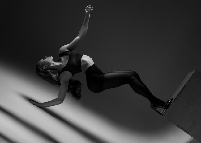 Обои картинки фото сексуальная девушка, девушки, - черно-белые, девушка, женщина, брюнетка, темноволосая, сексуальная, модель, звезда, позирует, разная, обувь, верхняя, стильная, одежда, нижнее, эротическое, бельё, трусы, лифчик, колготки, чулки, аксессуары, макияж, и, множество, элементов, на, фотографии