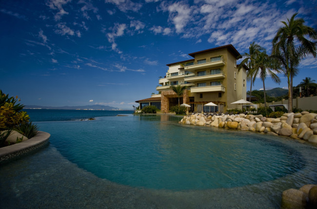 Обои картинки фото интерьер, бассейны, открытые, площадки, бассейн, пальма, камни