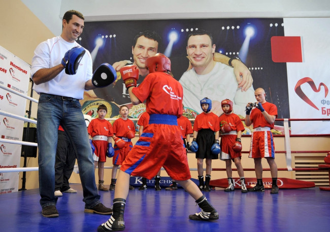 Обои картинки фото мужчины, виталий, владимир, кличко, боксер, тренировка, бокс, дети