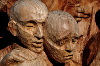 Картинка разное рельефы статуи музейные экспонаты дерево лица