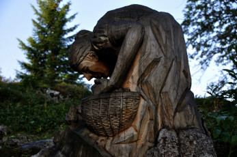 Картинка разное рельефы статуи музейные экспонаты корзина дерево бабушка