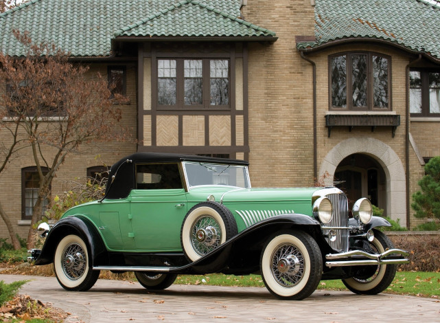 Обои картинки фото автомобили, классика, дом, дорога, трава, деревья