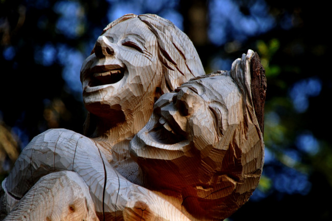 Обои картинки фото разное, рельефы, статуи, музейные, экспонаты, дети, дерево