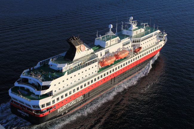 Обои картинки фото корабли, лайнеры, вода, большой, круиз