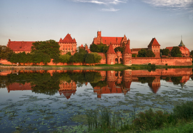 Обои картинки фото крепость, мальборк, польша, города, дворцы, замки, крепости, стены, башни, вода, отражение