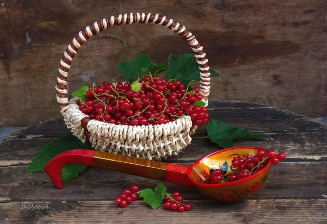 Обои картинки фото еда, смородина, корзинка, ложка, красная
