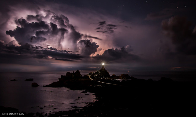 Обои картинки фото природа, маяки, тучи, небо, ночь, море, маяк, свет