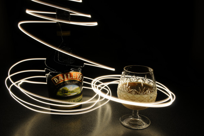 Обои картинки фото бренды, baileys, рюмка, бутылка, коньяк, напиток