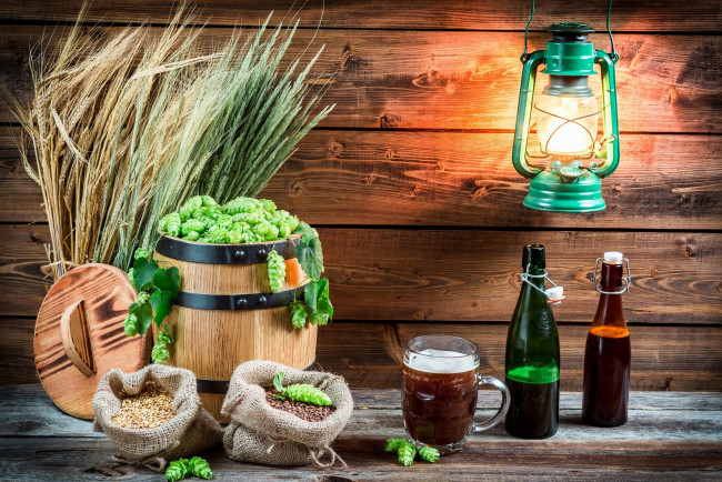 Обои картинки фото еда, напитки,  пиво, колоски, керосиновая, лампа, хмель, пиво, бочонок, бутылки