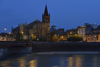 Картинка города -+католические+соборы +костелы +аббатства ночь озеро город огни