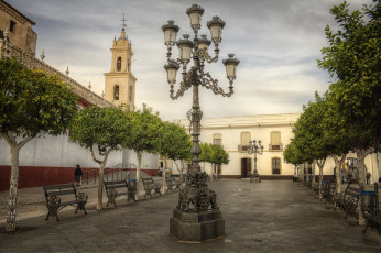 Картинка amanece+en+olivares города севилья+ испания скамейки аллея фонари