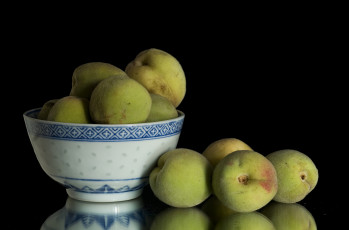 Картинка еда персики +сливы +абрикосы миска чёрный фон