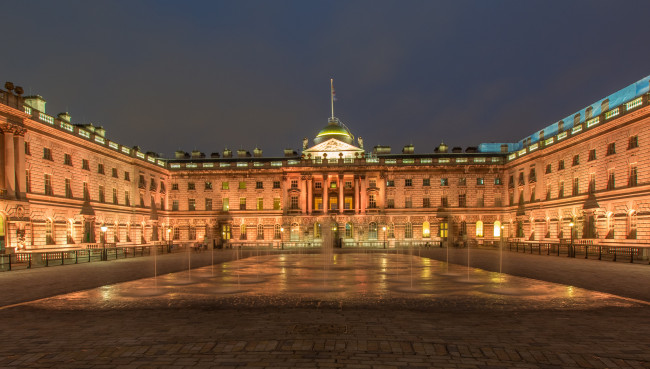 Обои картинки фото somerset house,  london, города, лондон , великобритания, ночь, площадь, дворец, огни