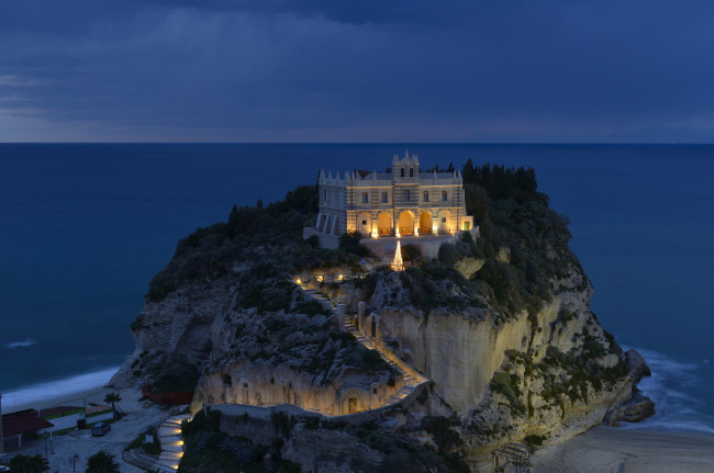 Обои картинки фото города, - дворцы,  замки,  крепости, море, ночь, огни